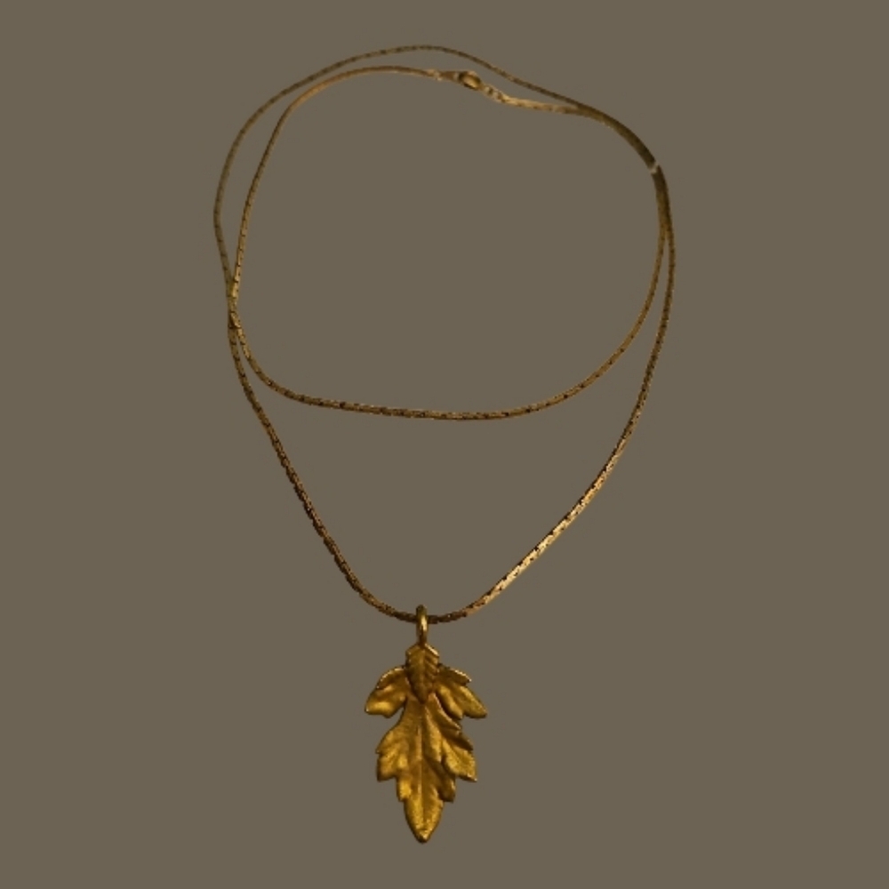 Vtg 1970s Gold Plated Oak Leaf Pendant Long Chain Necklace